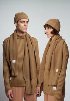 COMBI: Organic cotton knit hat and knit scarf in brown via AFORA.WORLD