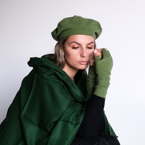 Green fingerless gloves in cashmere silk knit from Asneh