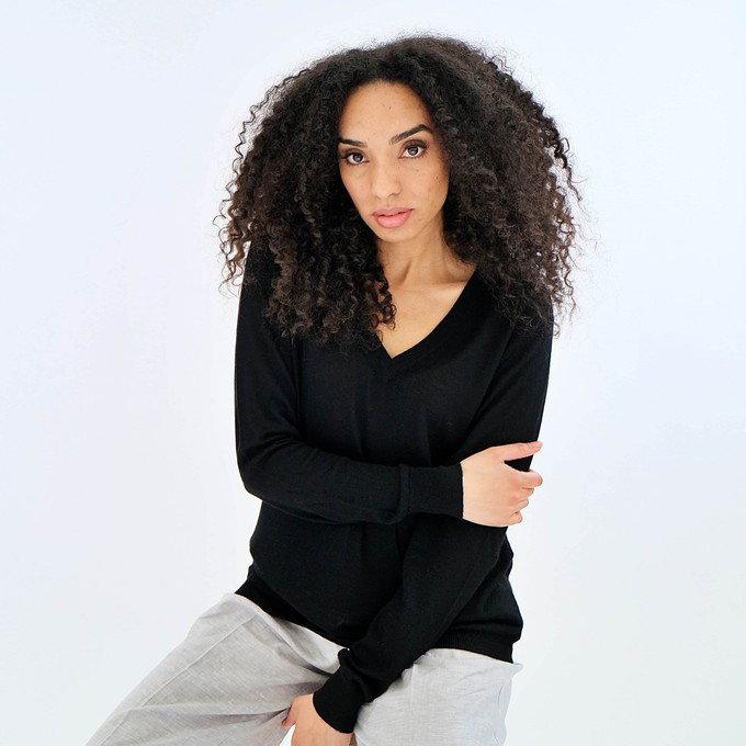 Black Cashmere V-neck Sweater in fine knit from Asneh