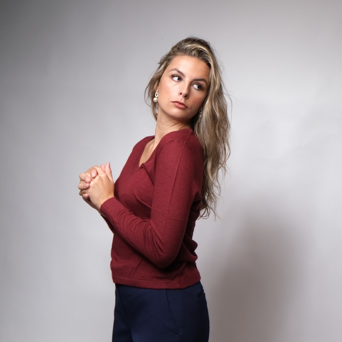 Burgundy Cashmere V-neck Sweater in fine knit from Asneh