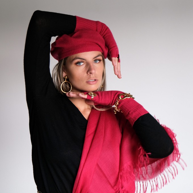 Magenta Red pom-pom beret knitted in silk cashmere from Asneh