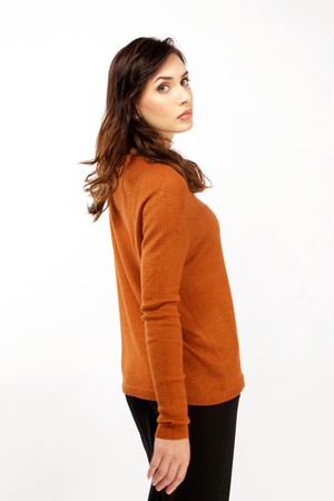 Brown cashmere sweater with rib knit details from Asneh