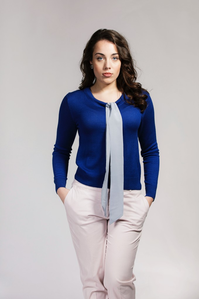 Blue Sweater in Cashmere and Silk w. Grey Pussy-Bow from Asneh