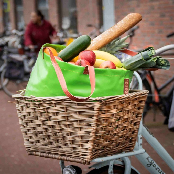 Tote Bags: Gerecycled Zeil met Brandslang Hengsels from BENDL