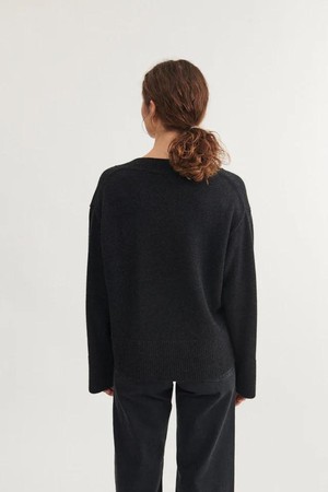 Cady V-neck - dark grey from Brand Mission