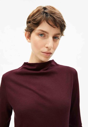 Calunaa coltrui - dark cranberry from Brand Mission