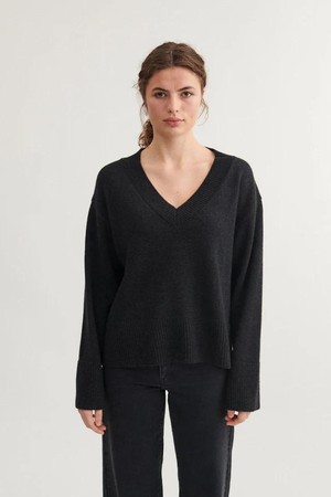 Cady V-neck - dark grey from Brand Mission