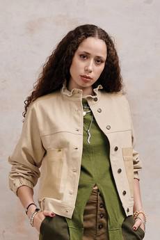 Ruffle jasje - sand via Brand Mission