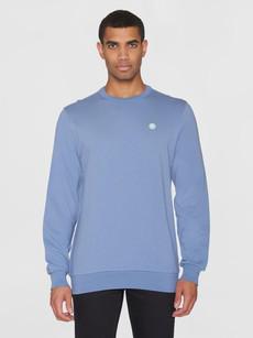 Erik badge sweater - moonlight blue via Brand Mission