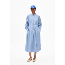 Suriaana jurk - warm blue-white via Brand Mission