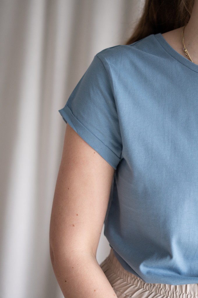 Lichtblauw T-shirt | Rolled sleeve from Common & Sense