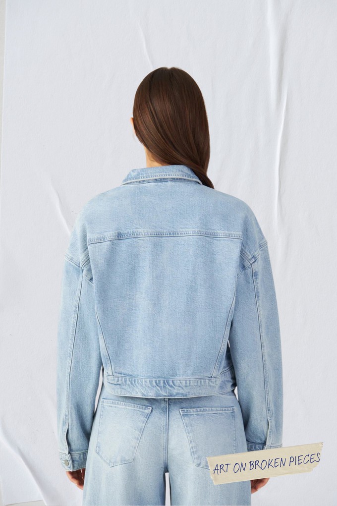 AMARA Minimal Stretch - Boxy Jacket - Light Blue - Art on Broken Pieces from DAWN Denim