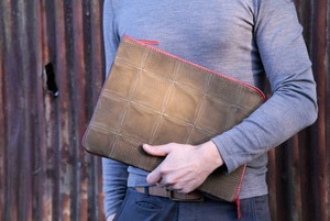 Folio Laptop Case | Leather & Fire-hose from Elvis & Kresse
