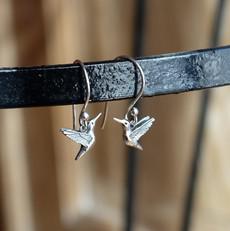 Zilveren oorbellen kolibrie (hangers) van Fairy Positron