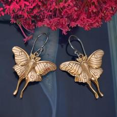 Zilveren oorbellen met bronzen maanvlinder van Fairy Positron