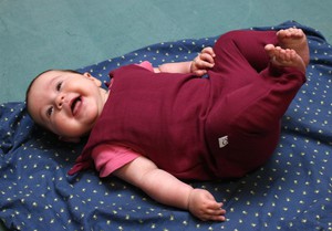 Baby romper from organic muslin berry (red) from Frija Omina