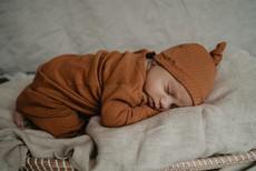 Newborn slaapzak en pakje in 1 incl mutsje – Toffee via Glow - the store