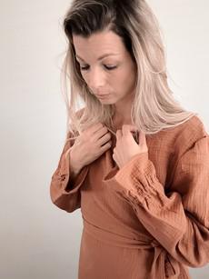 Overslagblouse – Cognac via Glow - the store