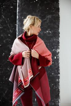 Light Wool Cape Fusion Red van JULAHAS