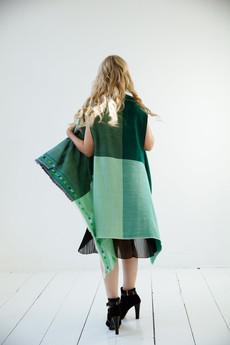 Light Wool Cape Fusion Green van JULAHAS