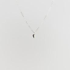 Tiny leaf necklace silver van Julia Otilia