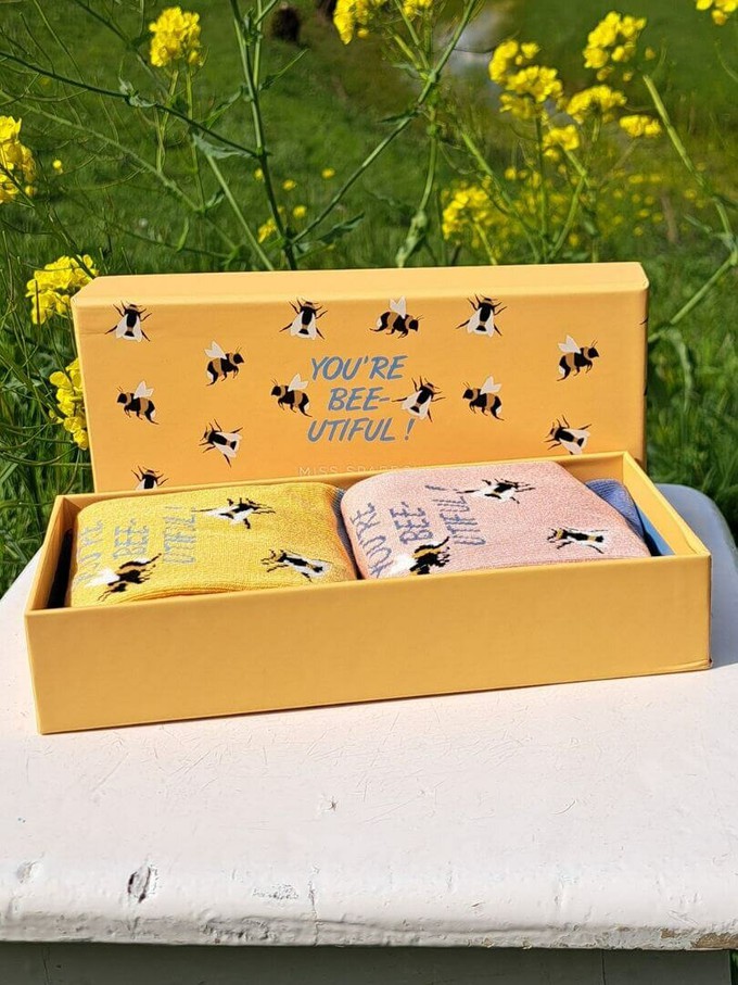 Bee-utiful sokken giftbox met twee paar damessokken met bijenprint from Lotika