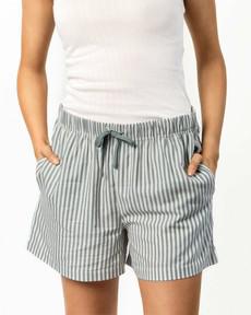 Living Crafts pyjama short dames Tricia – sage cream via Lotika