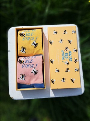 Bee-utiful sokken giftbox met twee paar damessokken met bijenprint from Lotika