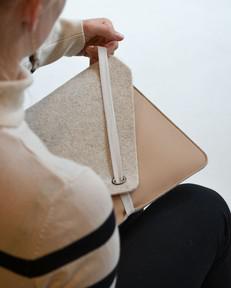 Duurzame laptophoes MARO - Beige Combi via MADE out of