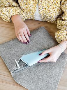 Duurzame Laptophoes MARO - Taupe van MADE out of