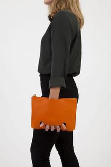 CLOSE clutch orange van Marlene Fernandez