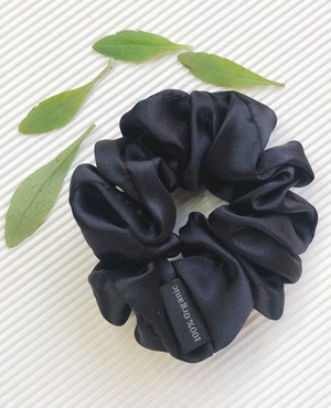 Organic Silk Scrunchie in Black from Māsa Organic