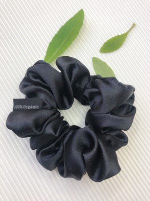 Organic Silk Scrunchie in Black from Māsa Organic