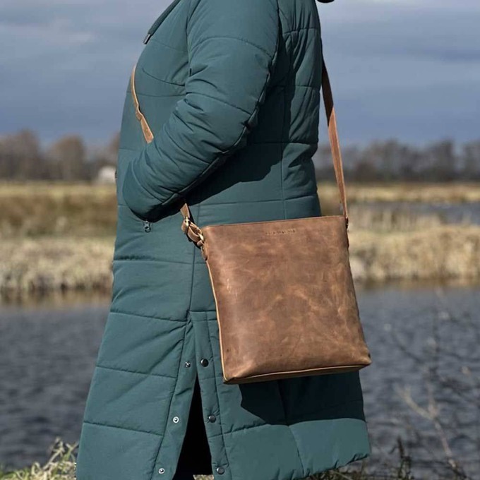 Crossbody schoudertas in mat bruin vintage ecoleer - Bryony from MoreThanHip