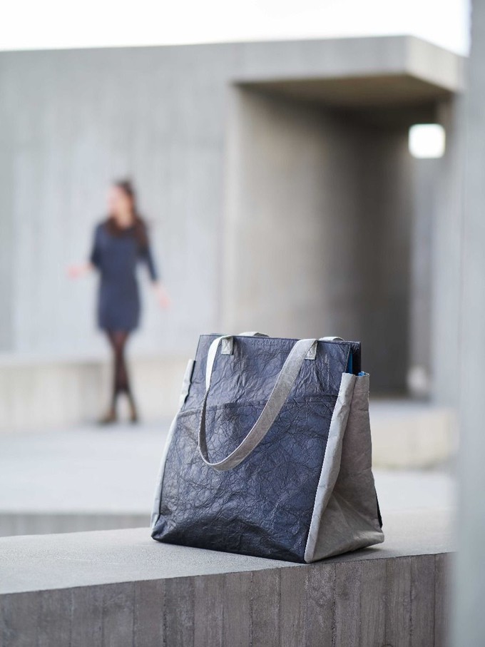 Lichtgewicht vegan shopper tas met rits Fiona - zwart/grijs from MoreThanHip