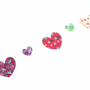 Papieren horizontale slinger ca. 350 cm met multicolour hartjes - Amore from MoreThanHip