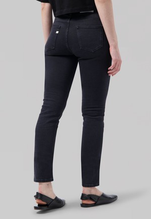 Regular Swan - Stone Black from Mud Jeans