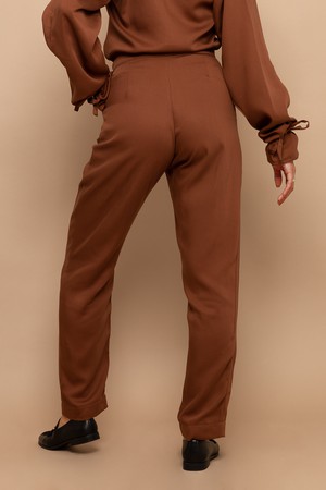 Nina Pecan Classic 100% Tencel Pantalon from Roses & Lilies