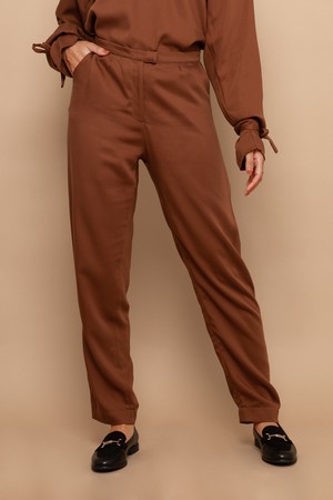 Nina Pecan Classic 100% Tencel Pantalon from Roses & Lilies