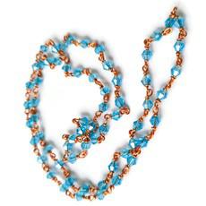 Handmade glass beaded necklace with copper wire, light blue beads van Shakti.ism