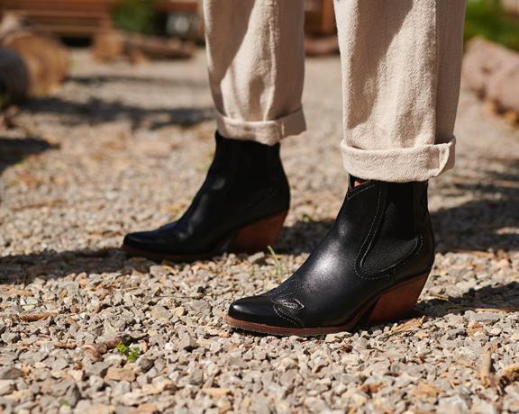 Chelsea Boots Hertog Zwart from Shop Like You Give a Damn