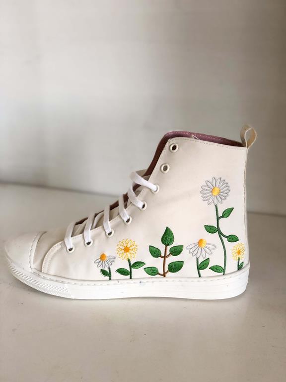 Sneakers Daisies' Garden Wit from Shop Like You Give a Damn