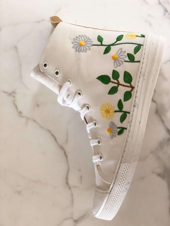 Sneakers Daisies' Garden Wit from Shop Like You Give a Damn