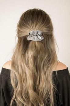 Scrunchie Aurora Lunisolar Grijs via Shop Like You Give a Damn