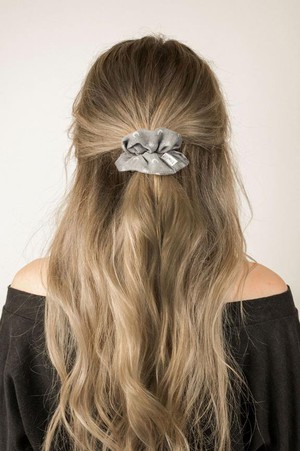 Scrunchie Aurora Lunisolar Grijs from Shop Like You Give a Damn