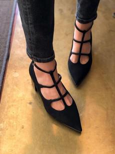 Pumps Wednesday Midi Zwart via Shop Like You Give a Damn