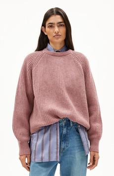 Kaagi trui light berry via Sophie Stone