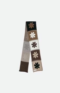 Patchwork flower scarf van Studio Selles
