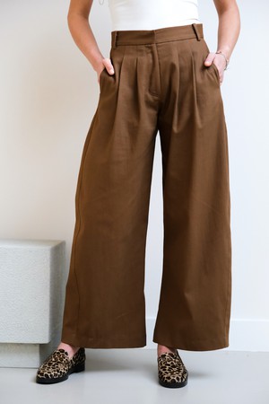 Dubbele Bandplooi Broek | Katoen Cognac from Sûr Atelier