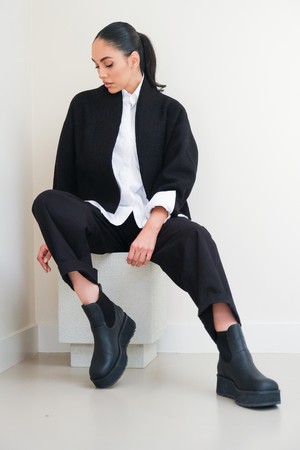 Kort Vestje | Wol Zwart from Sûr Atelier